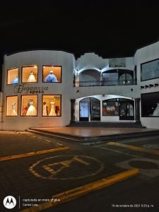 Fachada nocturna