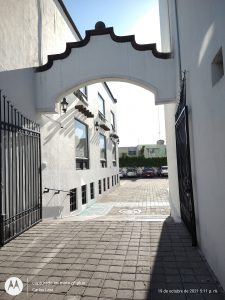 Arco acceso plaza