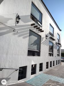 Lateral edif este